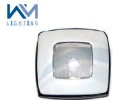 Luz exterior de cortesía LED. Cuerpo de latón con tratamiento galvánico, reflector transparente de policarbonato